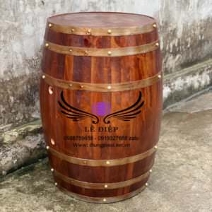 thùng rượu gỗ trưng bày