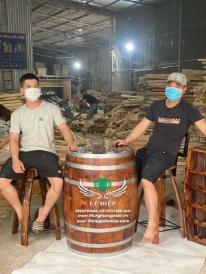 bàn trang trí quán bar